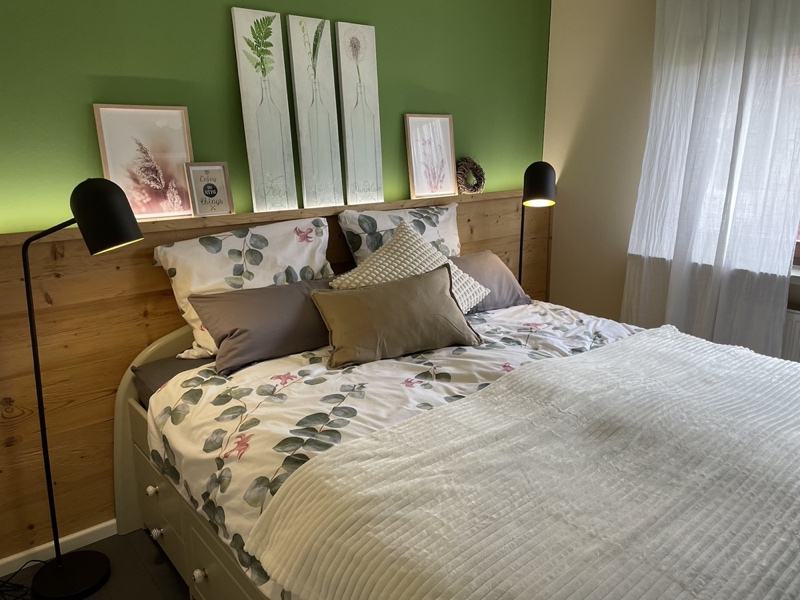 Gemütliches Schlafzimmer mit Doppelbett