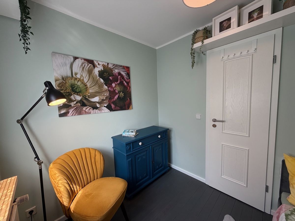 Extrazimmer mit Sessel und Kommode