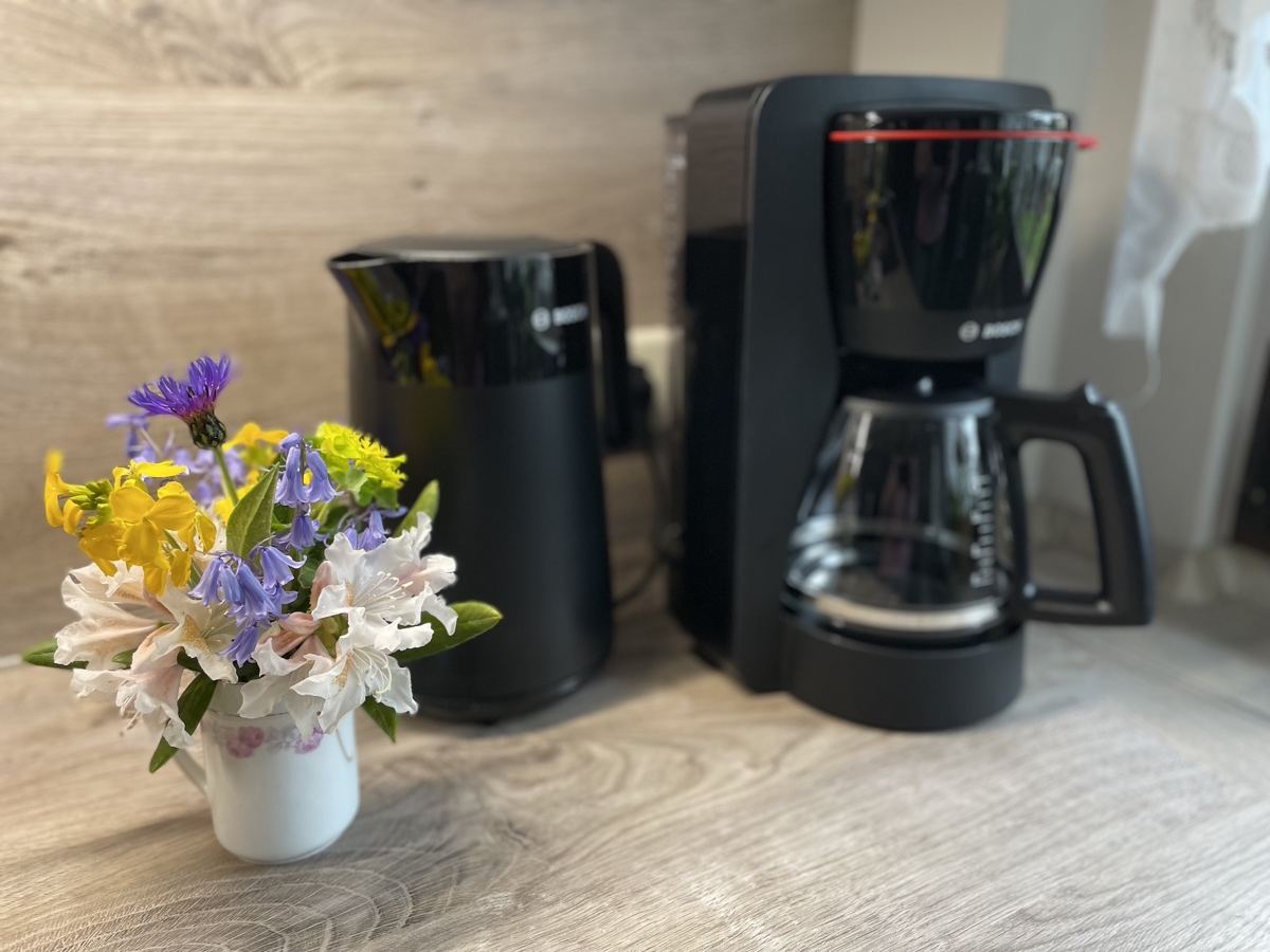 Kaffeemaschine und Wasserkocher in der Küche