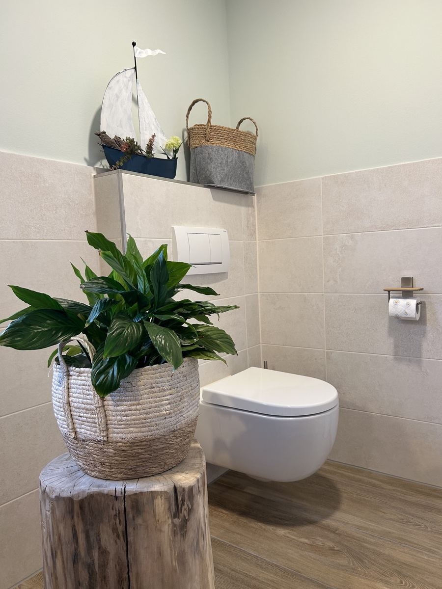 Modernes Bad mit Wand-WC