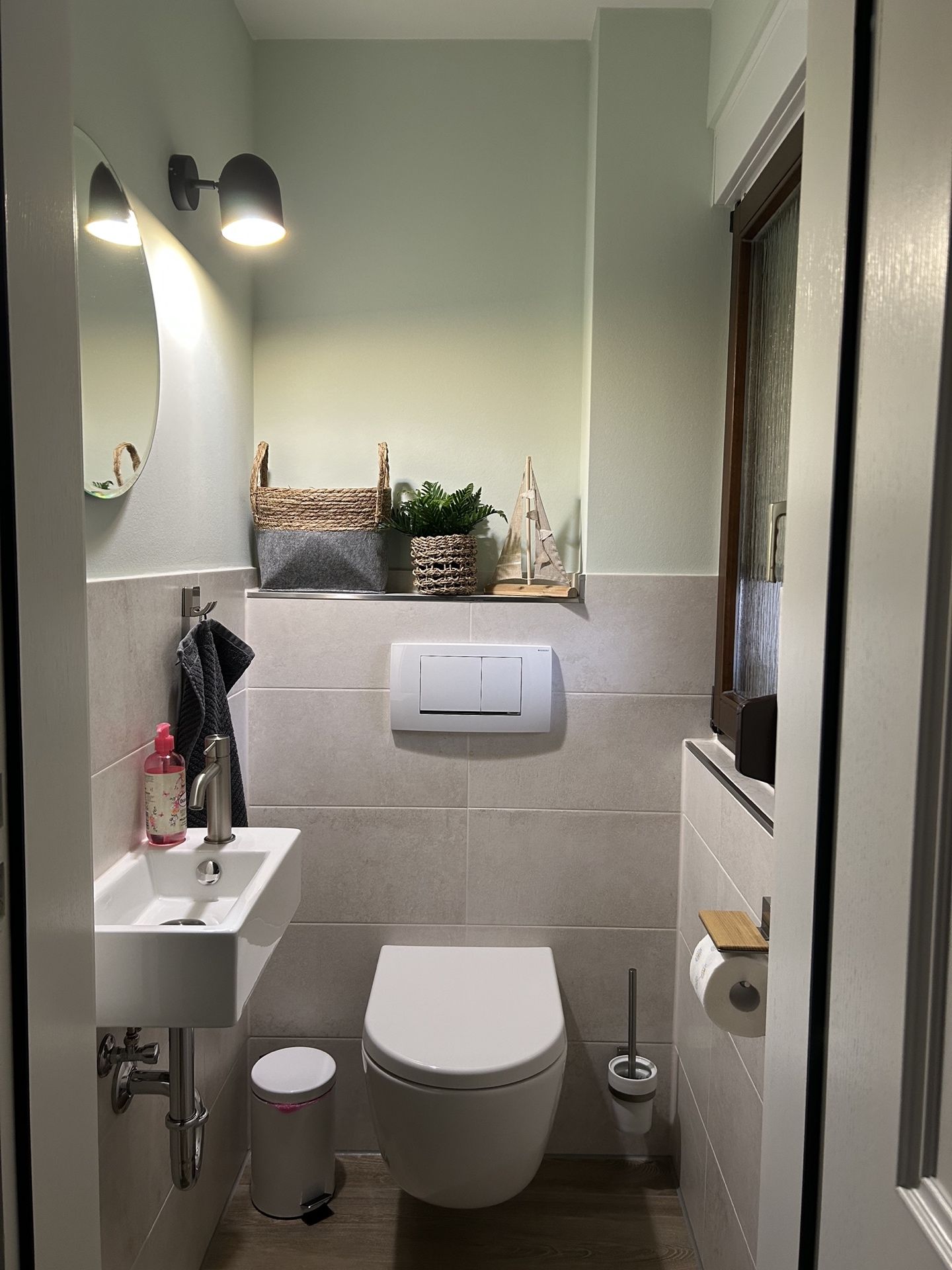 Separates G&auml;ste-WC mit Handwaschbecken und Spiegel