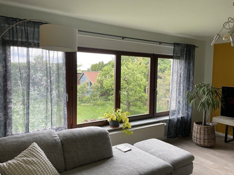 Wohnzimmer mit großem Fenster und Ausblick